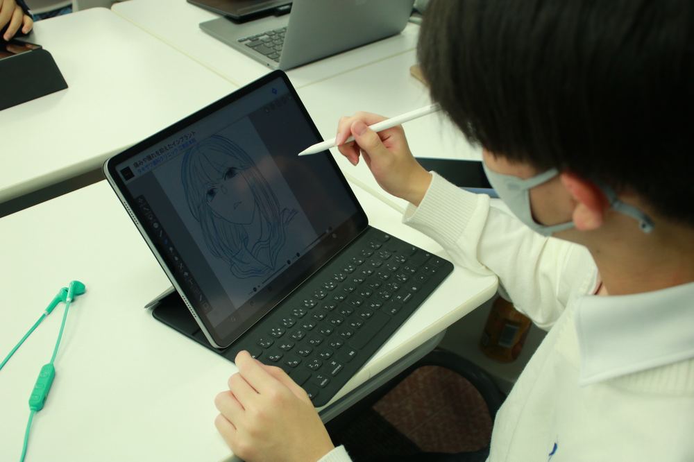 デッサンなど描画法の基礎を学ぶ授業風景