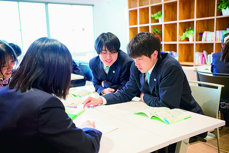 テーブルを囲んで学ぶ生徒たち