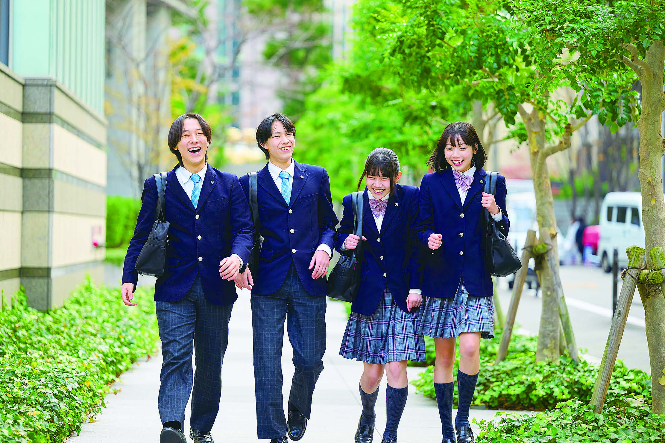 笑顔でキャンパスを歩く在校生たち