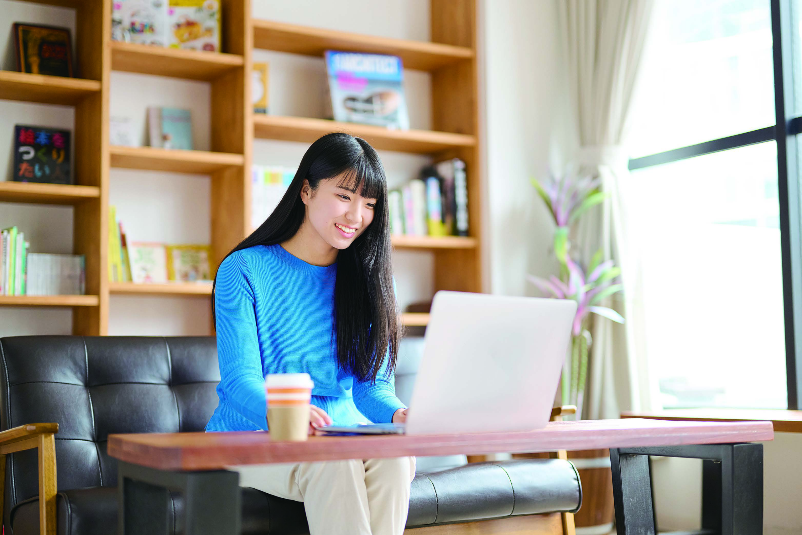 カフェスタイルでラップトップ学習