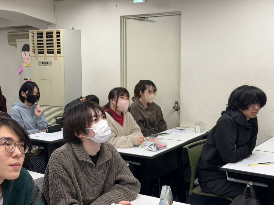 レポート課題に取り組む生徒