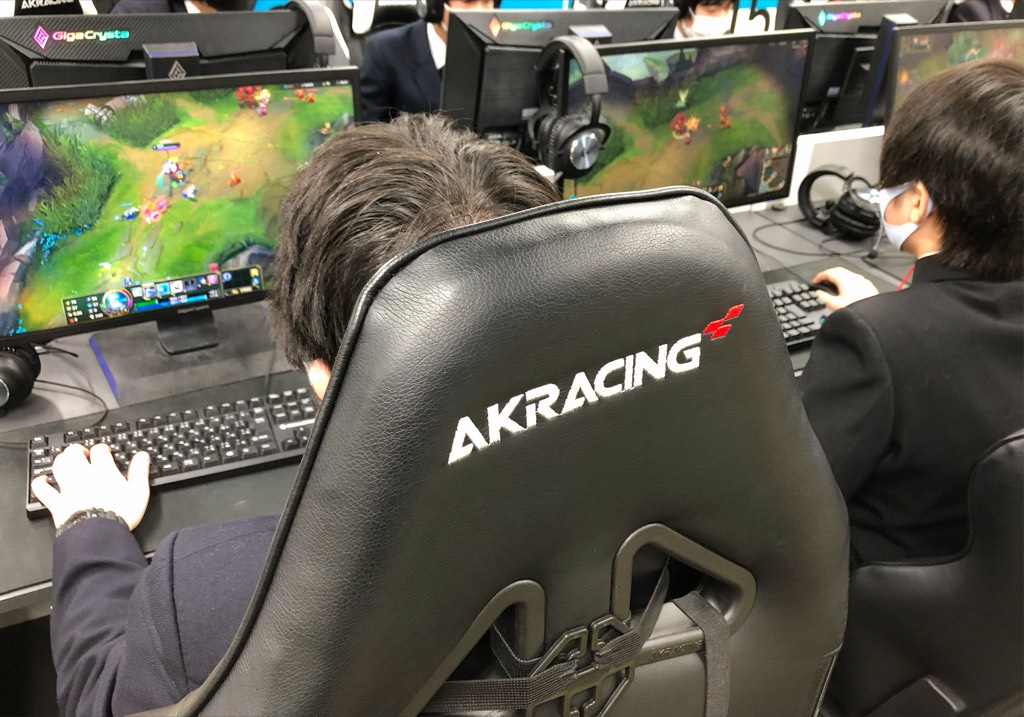 真剣な表情で試合に集中する生徒