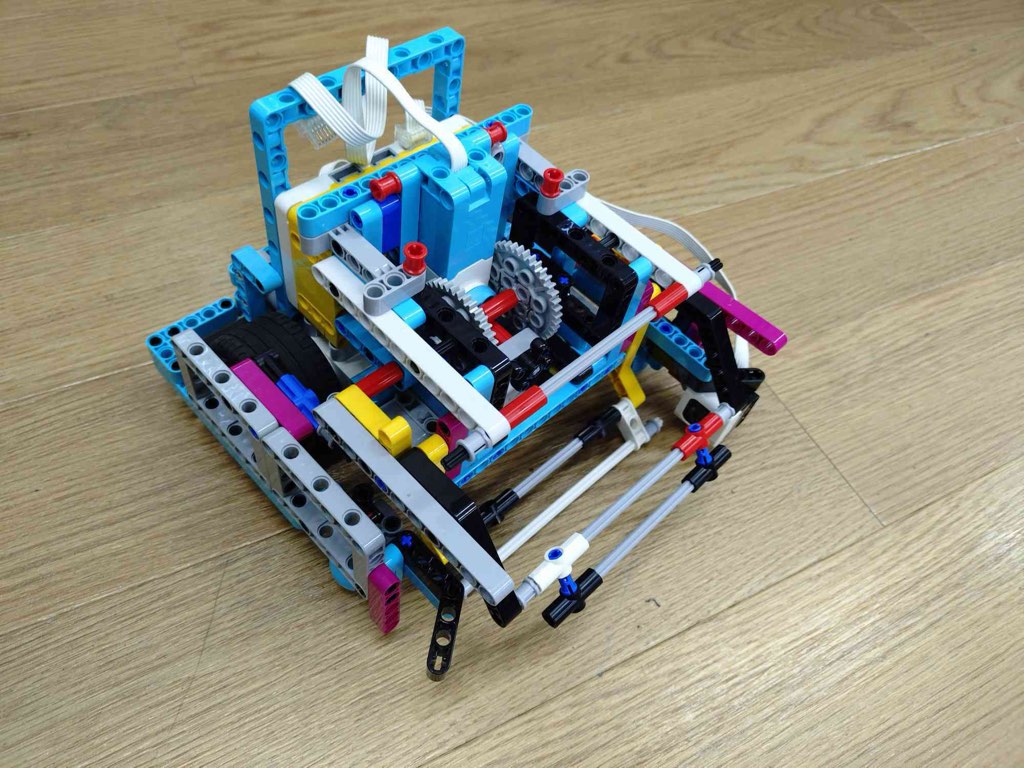 大会出場のためにLEGO製品を用いて自作した機体